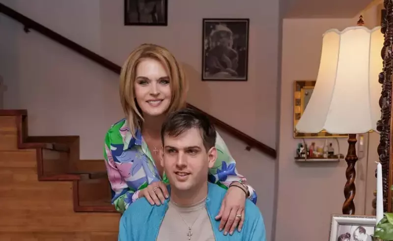 VIDEO Imagini din apartamentul în care locuiește Manuela Hărăbor cu Andrei, fiul ei de 33 de ani. Pereții sufrageriei sunt acoperiți de icoane