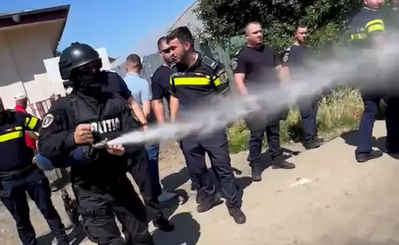 REPORTAJ Lacrimogene de campanie în Mihăilești, Giurgiu: polițiști înarmați și jandarmi au venit să oprească un protest contra primarului