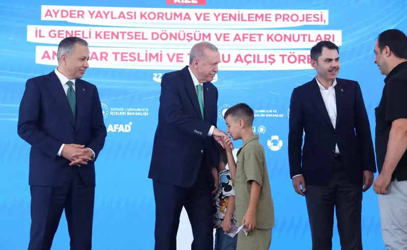 VIDEO Erdogan i-a tras o palmă unui copil care nu i-a pupat mâna, apoi i-a dat bani