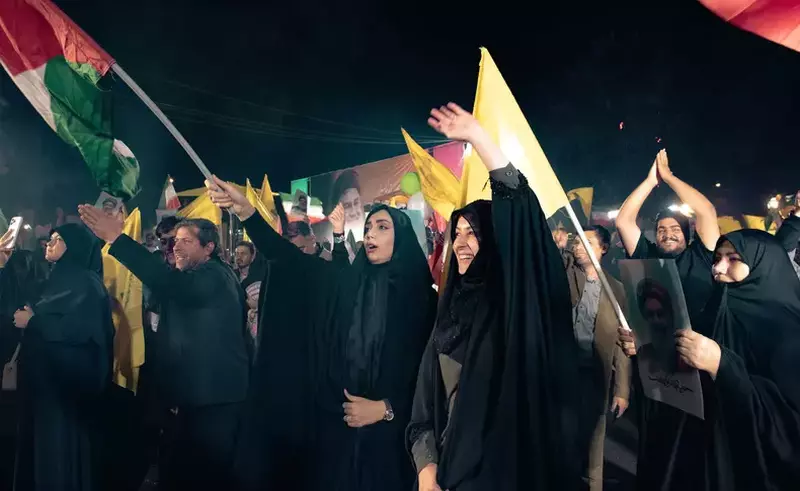 VIDEO Imagini din Iran, unde mii de oameni au sărbătorit în stradă atacul cu rachete asupra Israelului | VIDEO