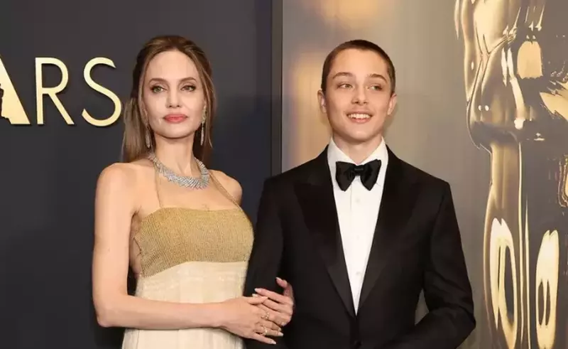 VIDEO Angelina Jolie, apariție rară alături de fiul Knox. În vârstă de 16 ani, adolescentul seamănă izbitor cu Brad Pitt, tatăl său