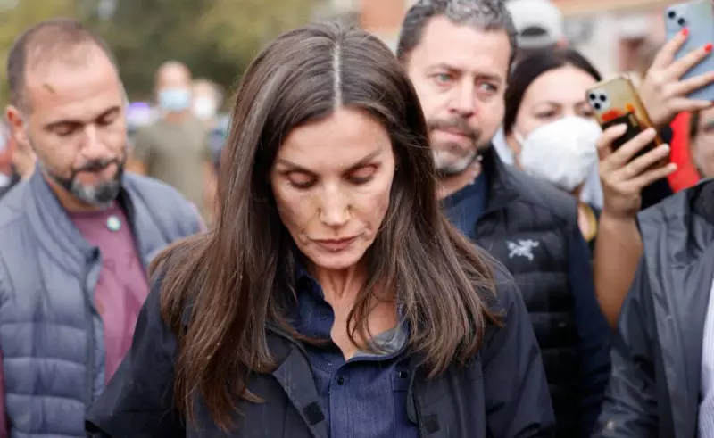 Regina Letizia, murdărită cu nămol aruncat de oamenii furioși