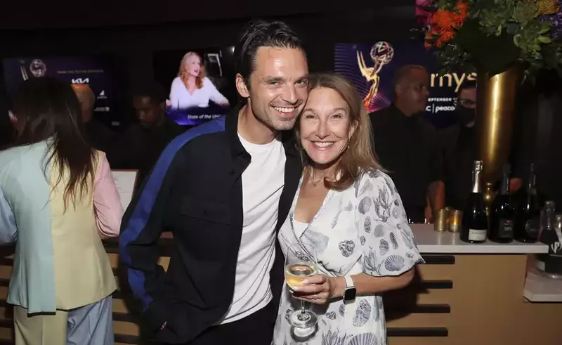 VIDEO Cine este mama lui Sebastian Stan. Georgeta Orlovschi a divorțat în 1984, după Revoluție s-a mutat în America și s-a recăsătorit cu Anthony Fruhauf