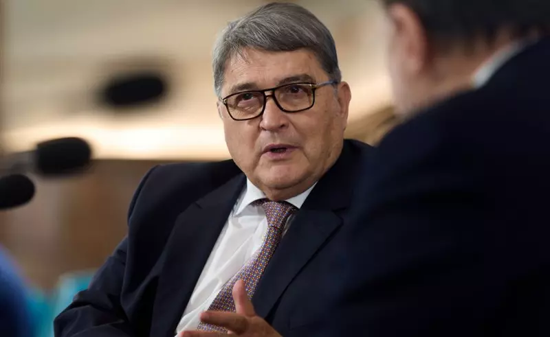 VIDEO Cum a reacționat Emil Hurezeanu, întrebat despre demiterea sa de la Ministerul de Externe