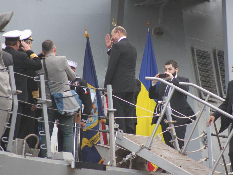 BAsescu_vizita_nava_sua___1_.JPG