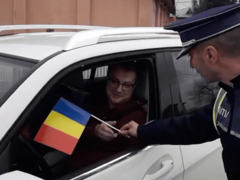Polițiștii din Călugăreni au împărțit steaguri tricolore de Ziua Națională șoferilor care au trecut prin localitate și copiilor pe care i-au întâlnit.