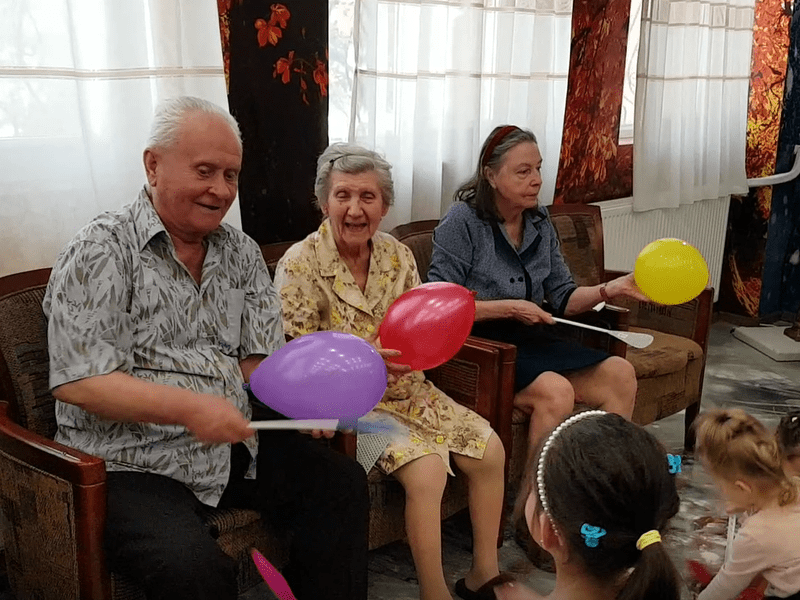 copii joc cu varstnici la Cajal