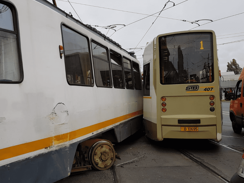 Două tramvaie s-au ciocnit în București, miercuri la prânz. O femeie a fost rănită la cap