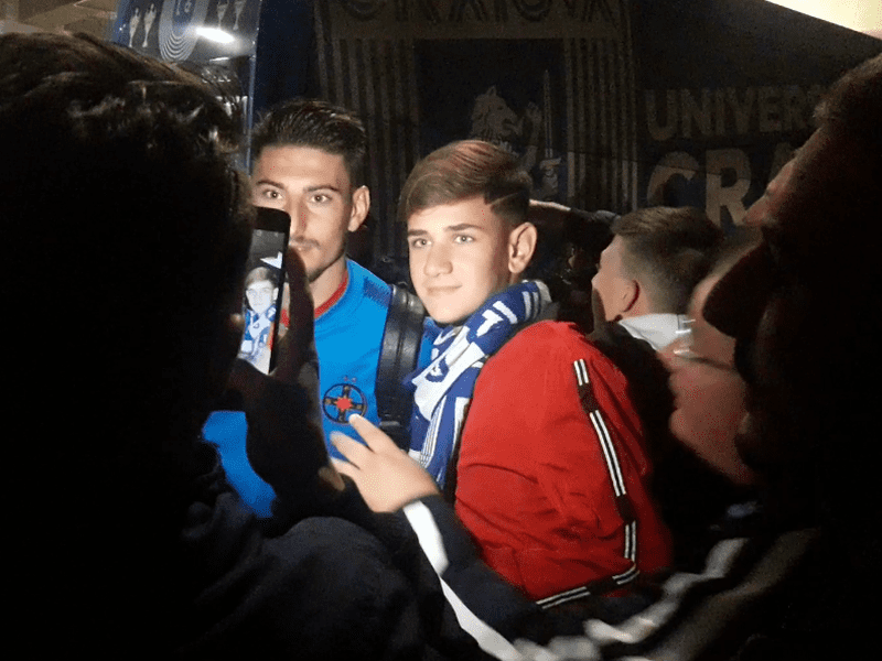 Fotbaliștii echipei FCSB au făcut selfie cu fanii Universității Craiova