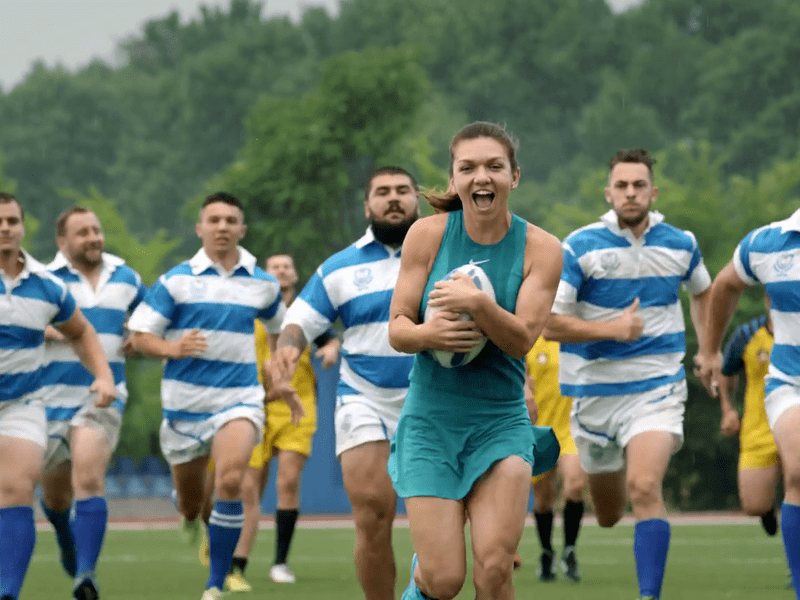 În timpul reclamei pentru un parfum, Simona Halep a jucat baschet, fotbal, rugby, a făcut chiar și box!