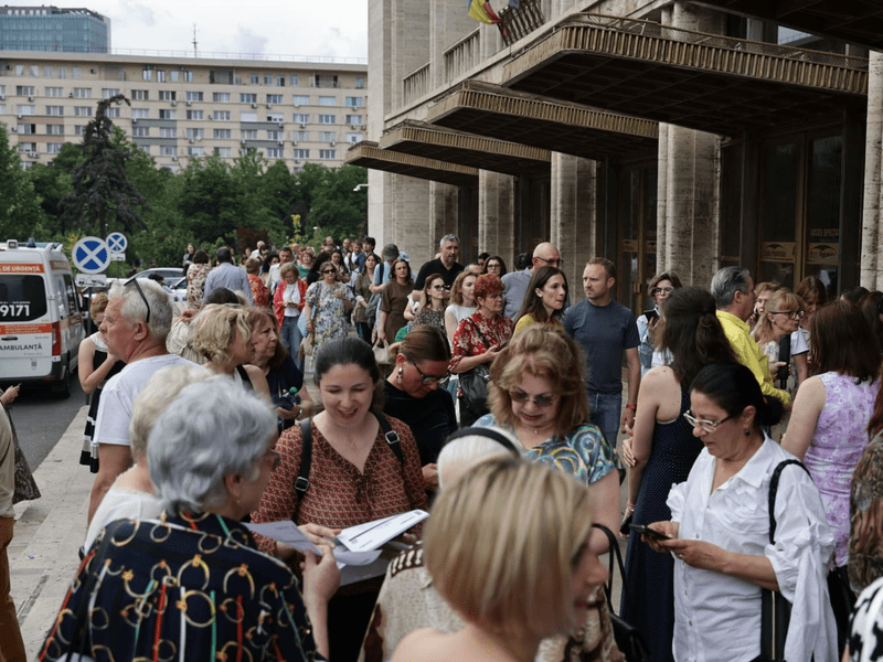 Sute de oameni la Sala Palatului, la gala dedicată marelui actor Victor Rebengiuc. Foto: Vlad Chirea