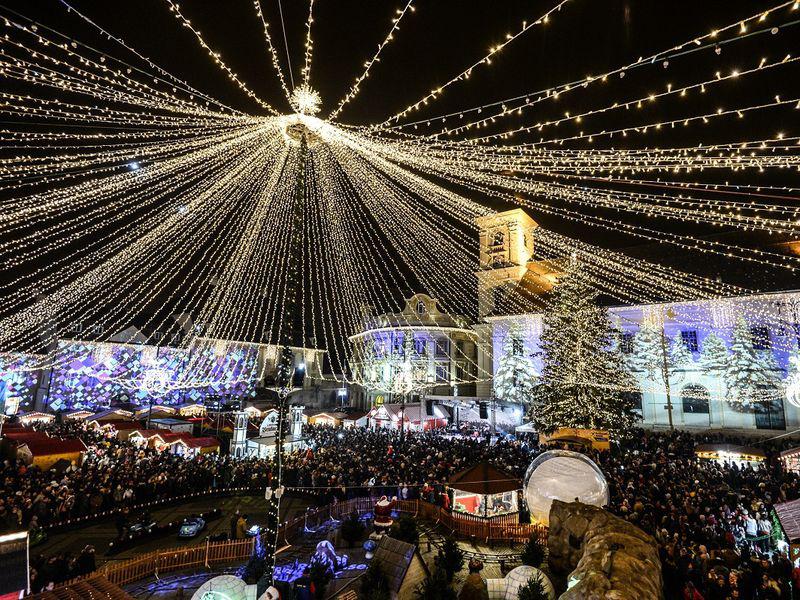 Targul De Crăciun Din Sibiu A Inceput Cu O Proiecție Grandioasă