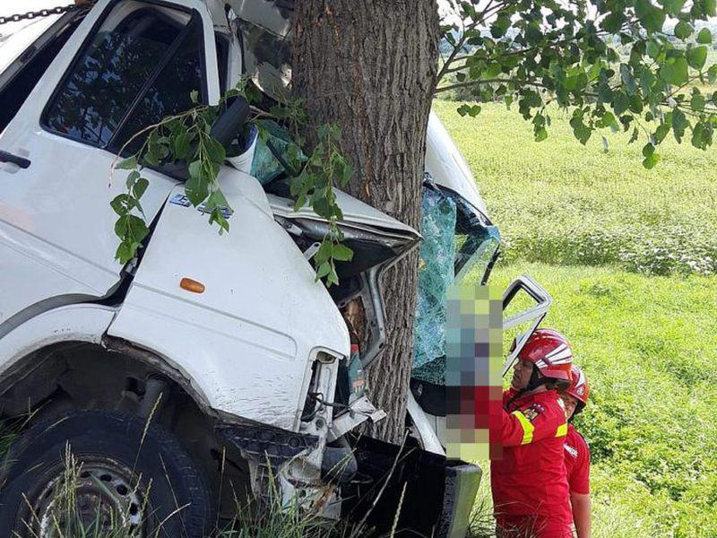 Accident Mortal In Onești După Ce șoferul Unei Dube A Intrat Intr Un Copac Libertatea