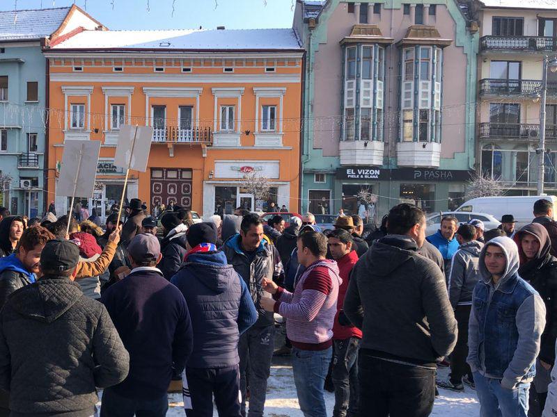 Romii Din Mureș Protestează și Cer Demisia Primarului Din Targu