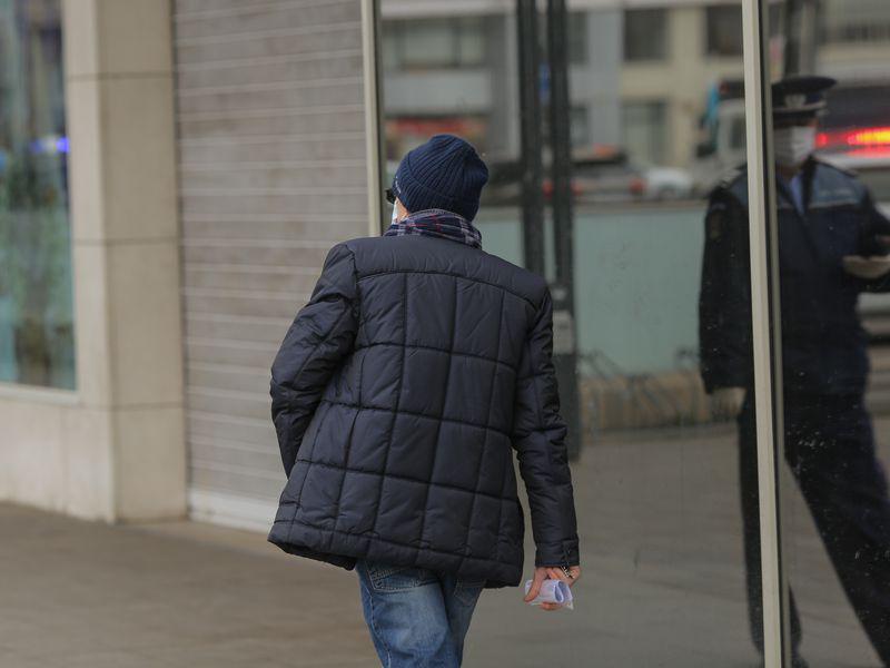 București In Stare De Urgență Filtre Militare Relaxare Pe Treptele Ateneului Libertatea
