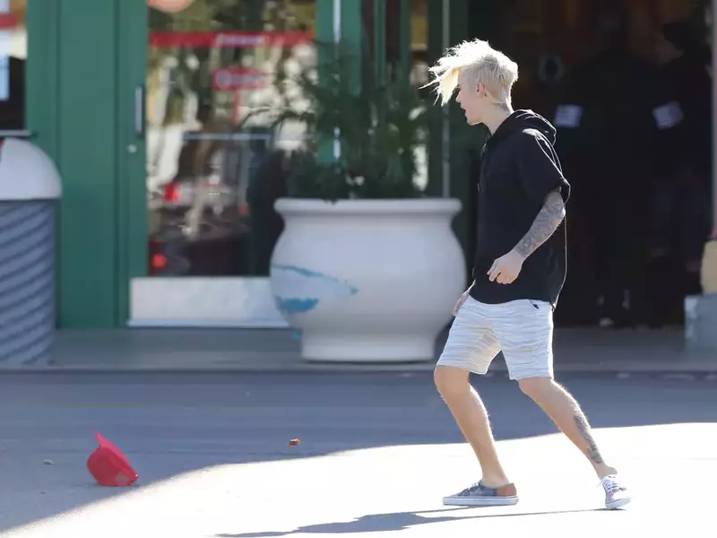 PREMIUM EXCLUSIVE Justin Bieber loses his hat in the wind