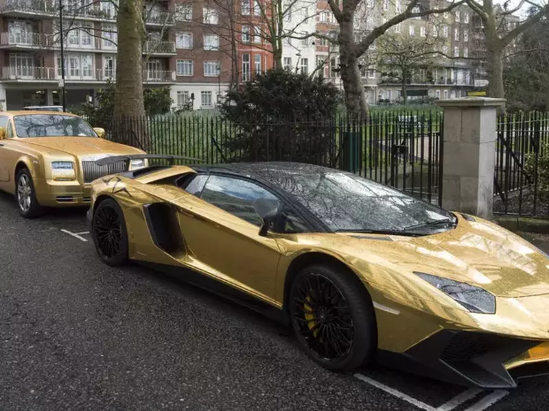 Goldene Luxuskarossen in Knightsbridge