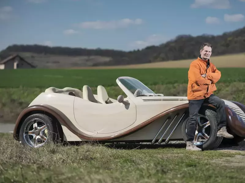 Un român a construit o mașină de lemn