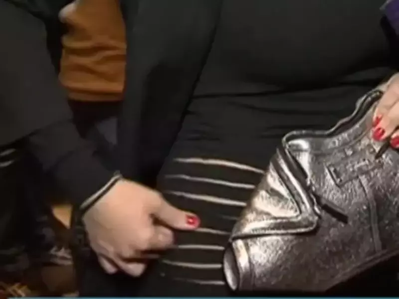 Anda Adam, fără chiloți, îmbrăcată într-o ținută sexy, la un eveniment monden