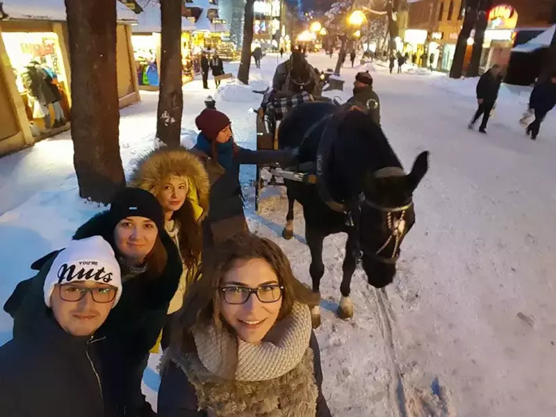 De ziua lor, românii nu s-au dat înapoi de la o plimbare cu șareta trasă de cal prin stațiunea Zakopane