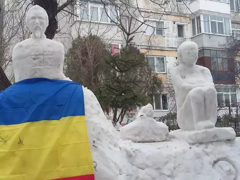 cuza din  zapada in mijloc ce a ramas din eminescu si apoi cumintenia pamantului  (84)