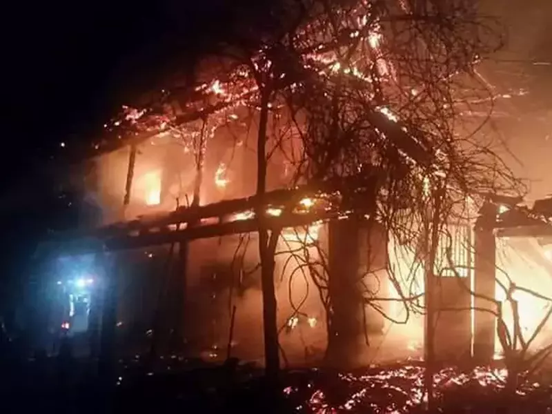 Un pompier din Hunedoara ridică o casă pentru un bătrân rămas pe drumuri_ (9)