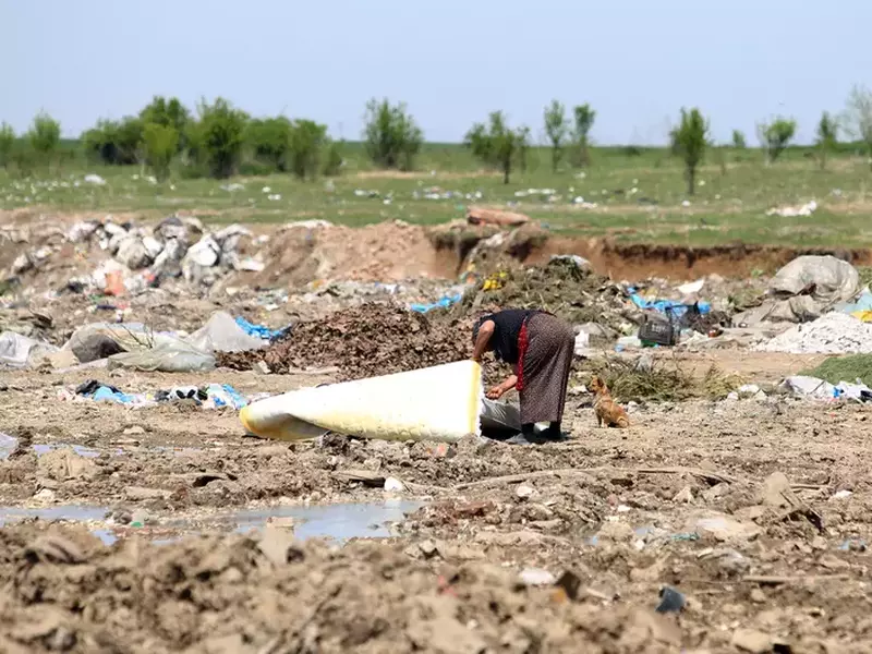 EXCLUSIV. ”Fefeleaga gunoaielor” din comuna Vidra. Trăiește cu pensia socială de 520 de lei, plus... ”ce găsim pe aicea, mamaie”