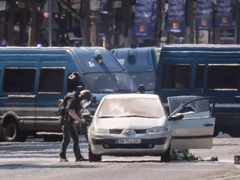 Tentativă de atentat în Paris, pe Champs-Elysees