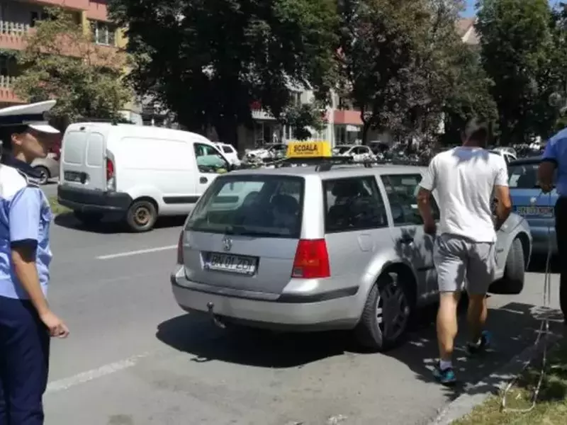 Copil rănit într-un accident de mașina școlii de șoferi (3)
