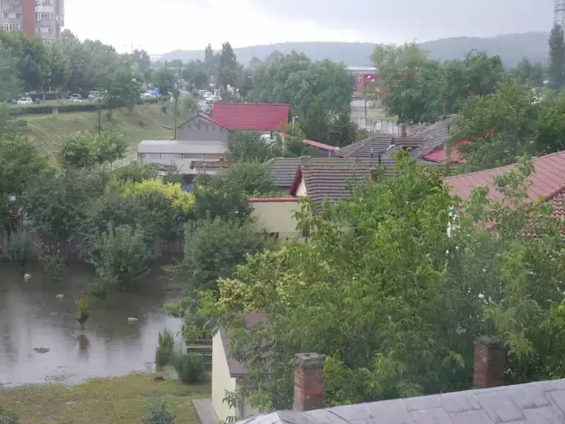 EXCLUSIV / Veneția noroioasă de România, orașul care s-a întors în epoca de piatră din cauza ploilor / FOTO&VIDEO