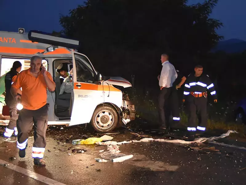 accident cu ambulanța în apropiere de Caransebeș (3)