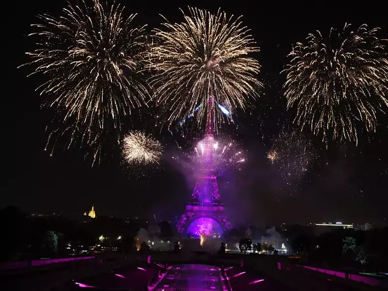 spectacol de artificii impresionant la Turnul Eiffel