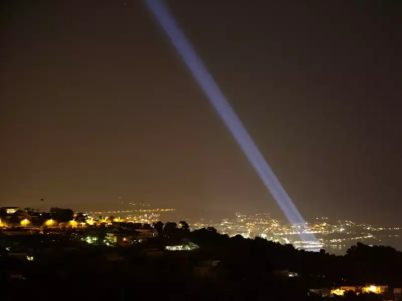 Promenade des Anglais, iluminată în memoria victimelor atacului din Nisa, Franța