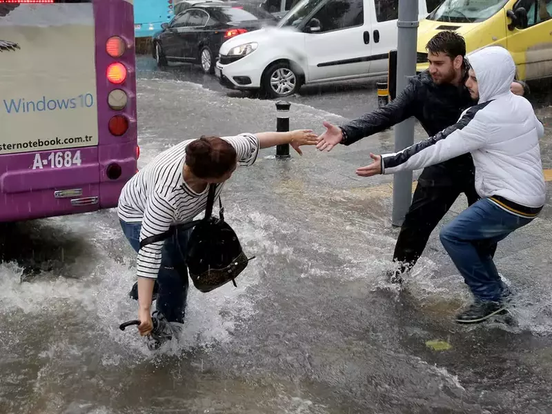 Istanbul inundat în urma ploilor torențiale