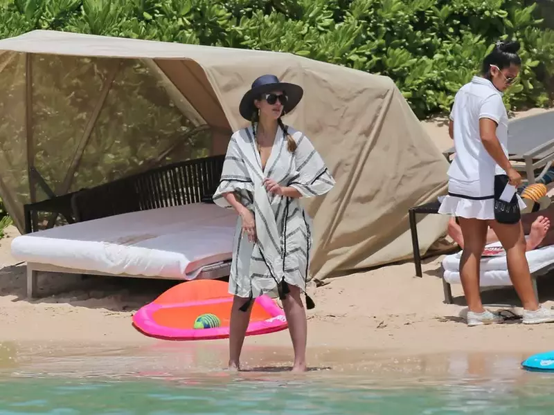 Jessica Alba, cu burtica la soare