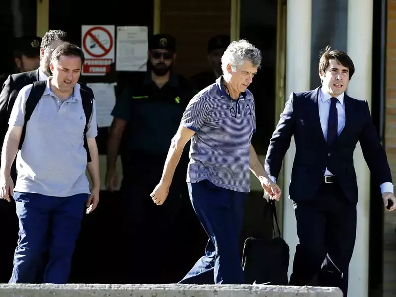 VILLAR AND HIS SON LEAVE SOTO DEL REAL PRISON