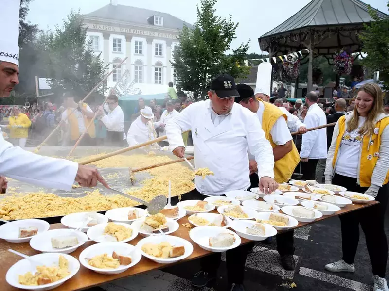 Belgienii sfidează scandalul ouălor contaminate – omletă uriașă în Belgia, Malmedy