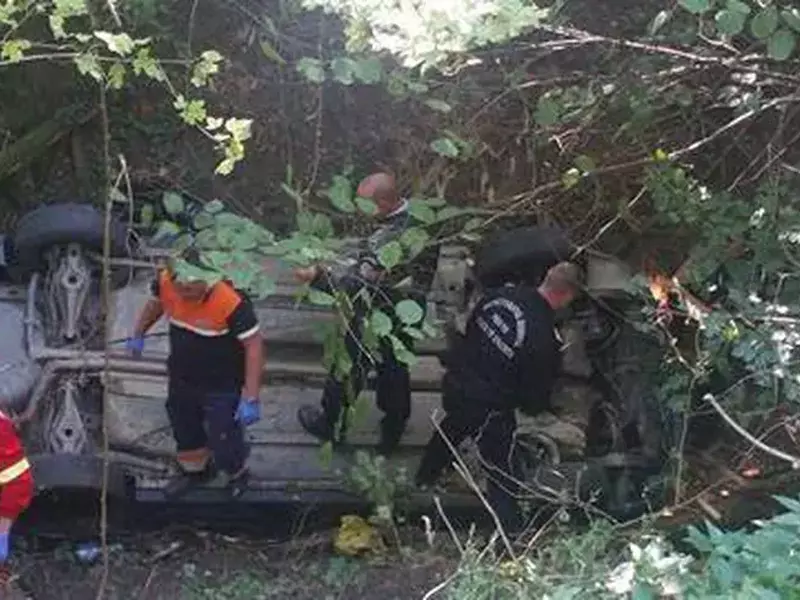 Doi copii și mama lor s-au prăbușit cu mașina într-o răpă la Deva (2)