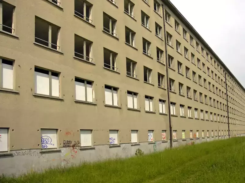 Prora este aşezat de-a lungul golfului Sassnitz şi regiunea Binz