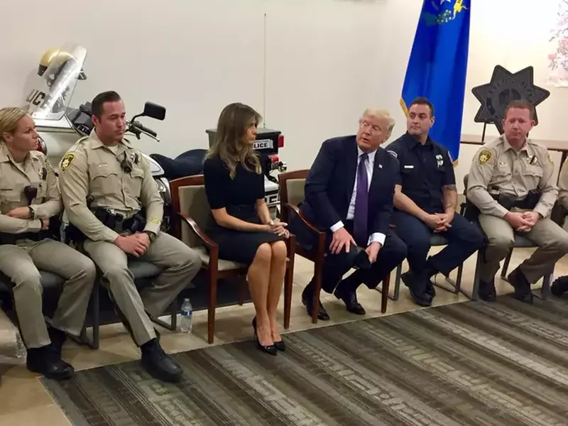 Donald Trump și Melania, alături de polițiști care au intervenit în atacul armat din Las Vegas