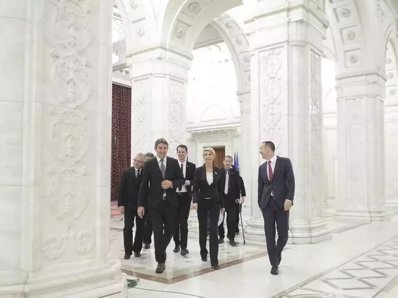 Prima moțiune de cenzură împotriva Guvernului Tudose, depusă în Parlament; Liberalii au strâns 148 de semnături / FOTO&VIDEO