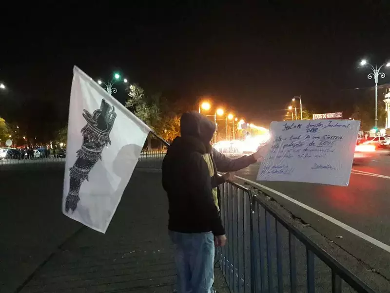 FOTO&VIDEO/ Protest în Capitală. 20.000 de oameni au participat la un marș din fața Guvernului până la Palatul Parlamenului