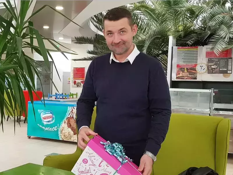 Cătălin Ciucanu a avut o idee inedită de afaceri: s-a gândit cum să profite de dorința de răzbunare a românilor și le oferă un site de pe care pot cumpăra farse pentru colegi, pe care să le trimită anonim.