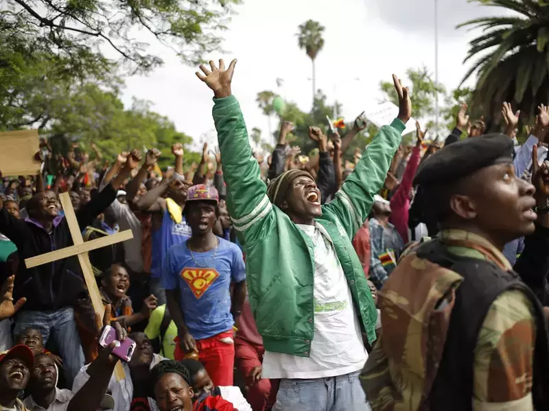 Criză în Zimbabwe: Mii de oameni au ieșit pe străzi pentru cere demisia lui Robert Mugabe