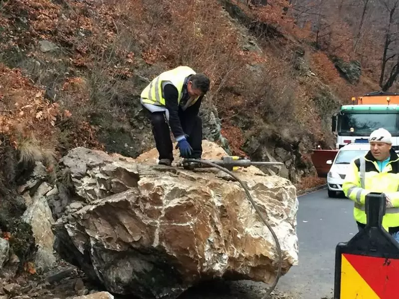 Traficul în Defileul Jiului se desfășoară cu dificultate din cauza unei stanci (2)