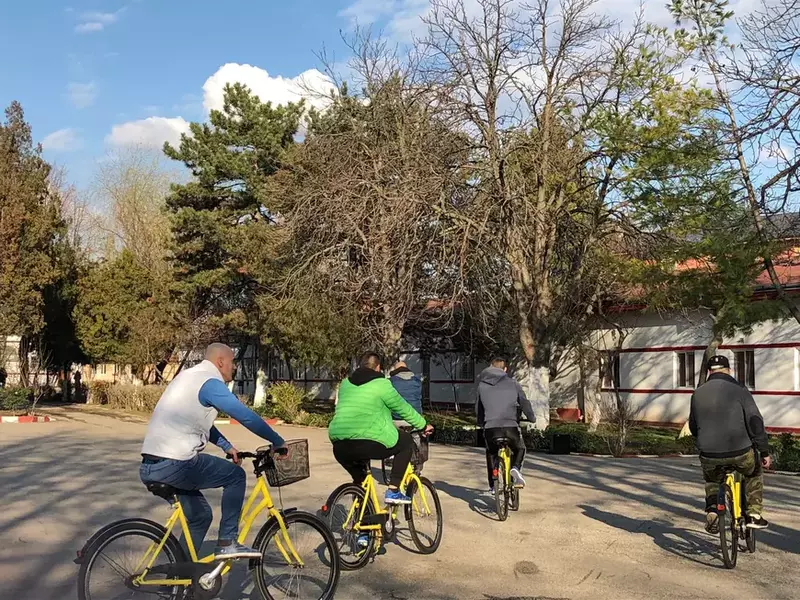 Deținuții încarcerați la ”Jilava” au ocazia să evadeze din curțile de plimbare! Și asta pentru că, începând de azi, vor pedala pe două roți. Printre pușcăriașii aflați în penitenciarul de la marginea Capitalei sunt și vedete! Astfel, Cristi Borcea și Victor Becali se vor plimba cu bicicleta în pușcărie. Dar nu singuri, ci cu gardienii pe urme.