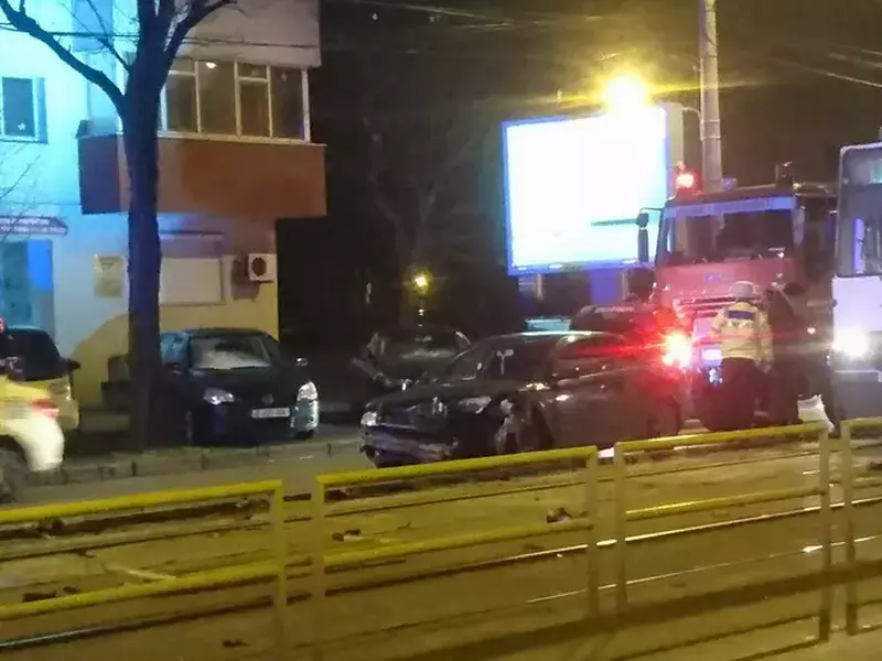 Accident în Capitală: Șoferul a intrat în gardul pentru linia de tramvai, după ce a văzut un câine