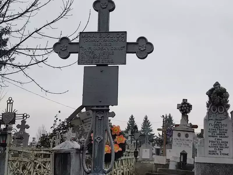 mormantul Domnului Trandafir, din Pașcani