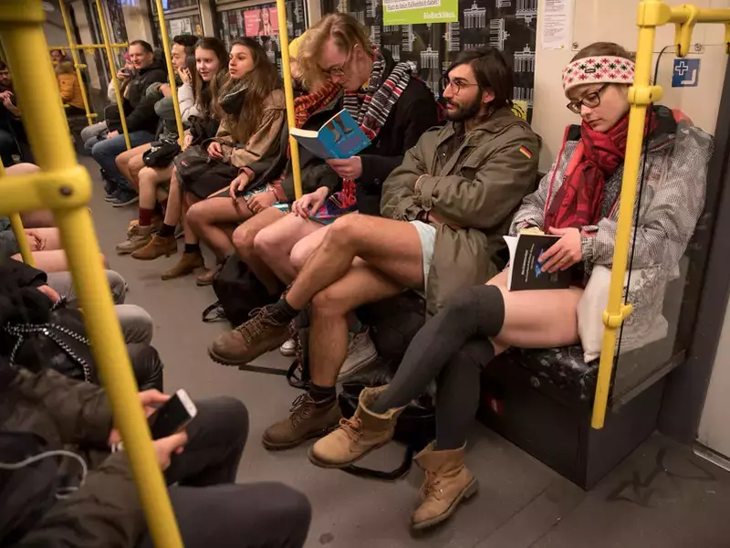 Ziua fără pantaloni: sute de persoane, în lenjerie intimă la metrou