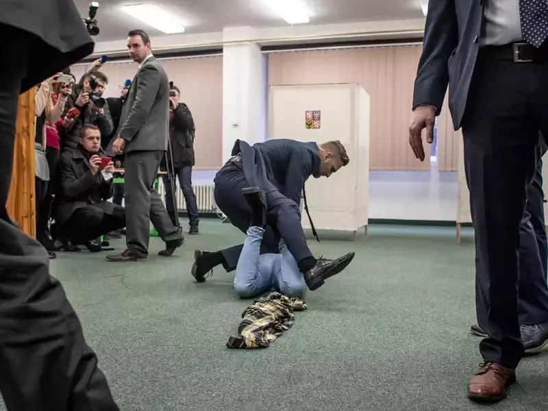 Incident la alegerile prezidențiale din Cehia: O tânără topless l-a atacat pe președintele Milos Zeman